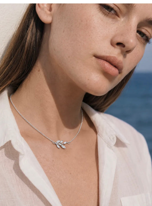 Collar de Plata 925 con Colgante Rama de Hojas y Diamantes