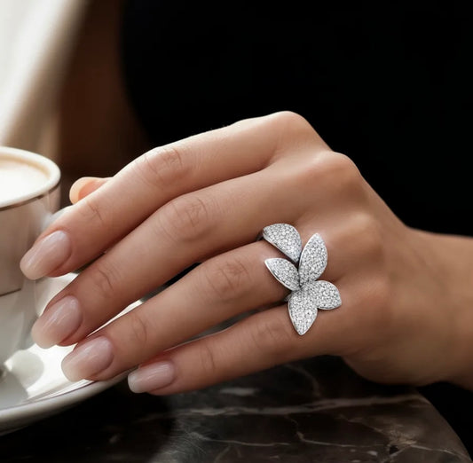 Anillo de Flor con Diamantes