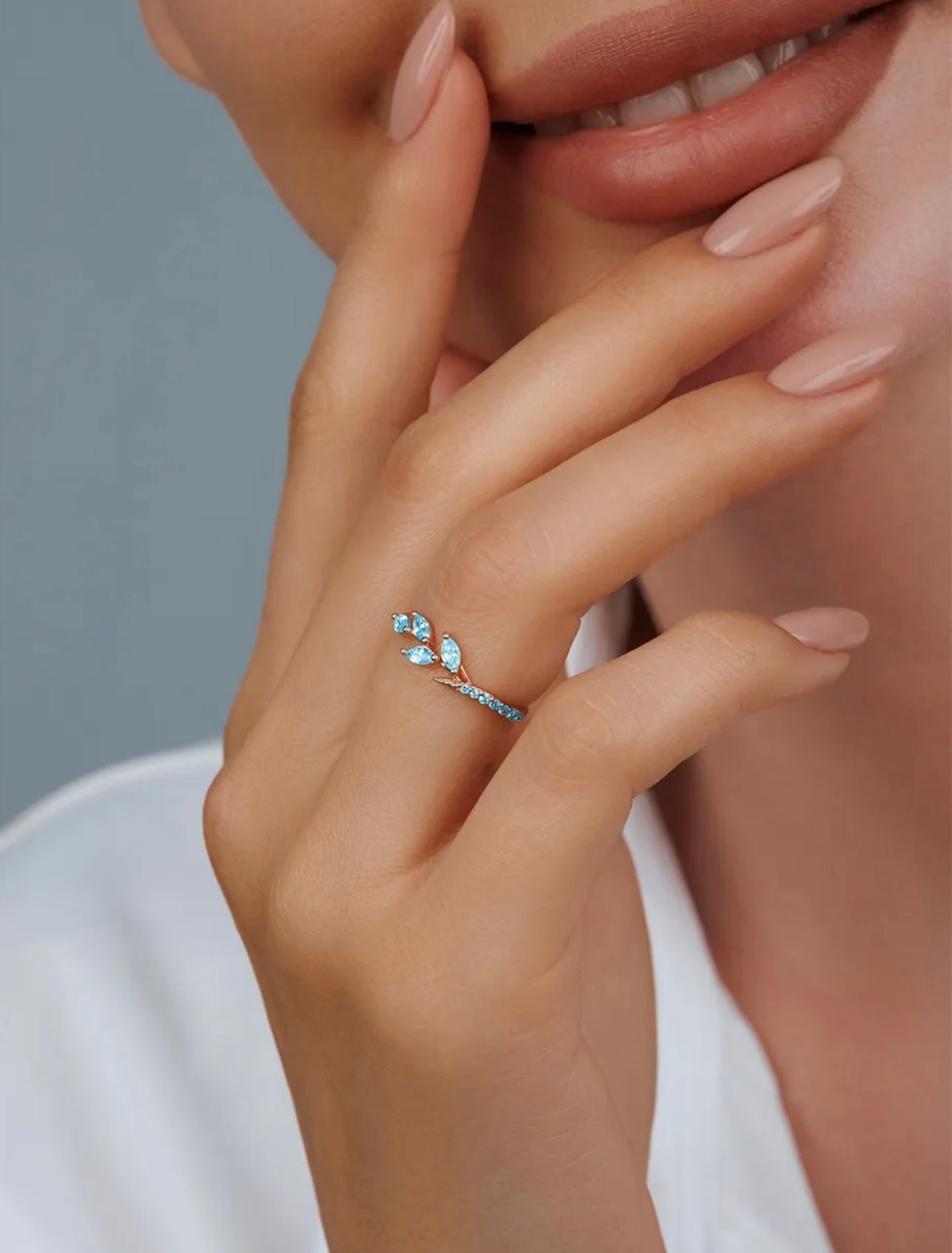 Anillo abierto de rama con piedras azules – Plata de Ley 925