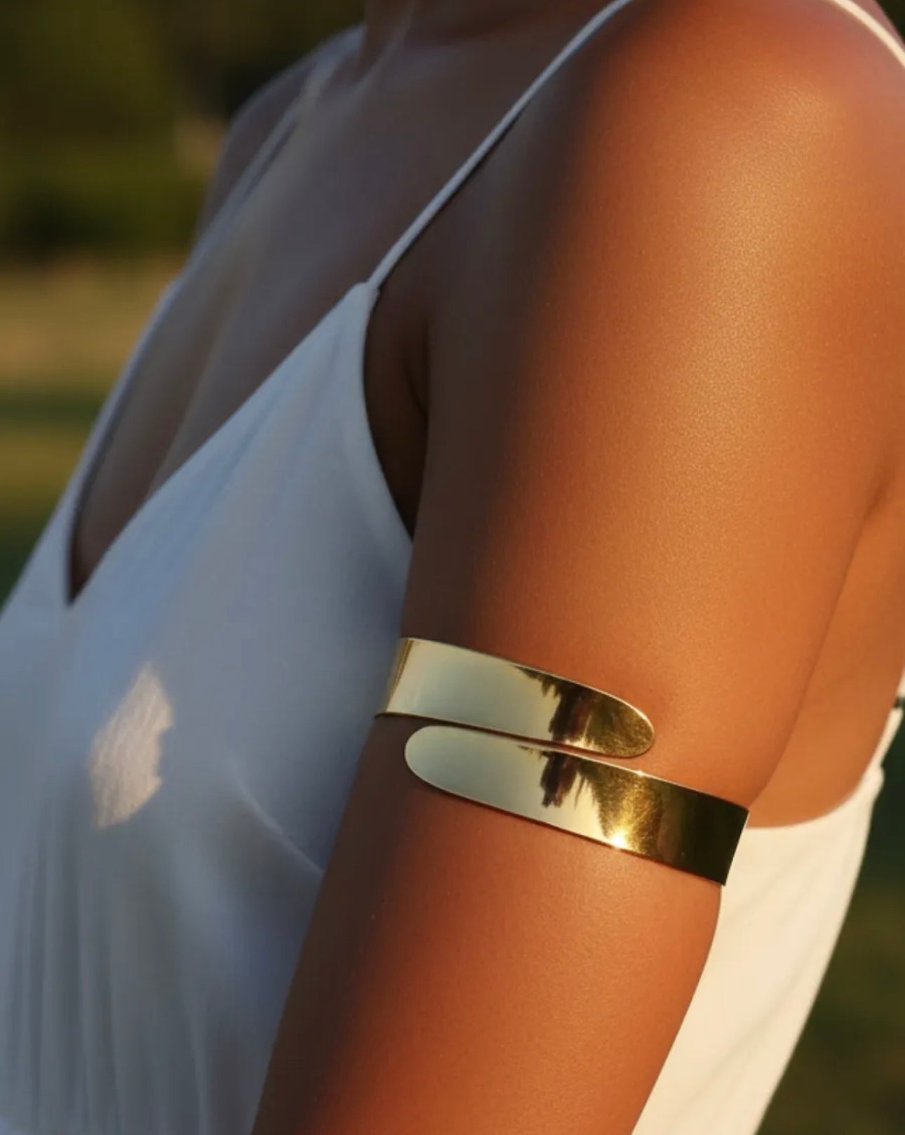 Brazalete de Brazo con Motivo Solar Dorado