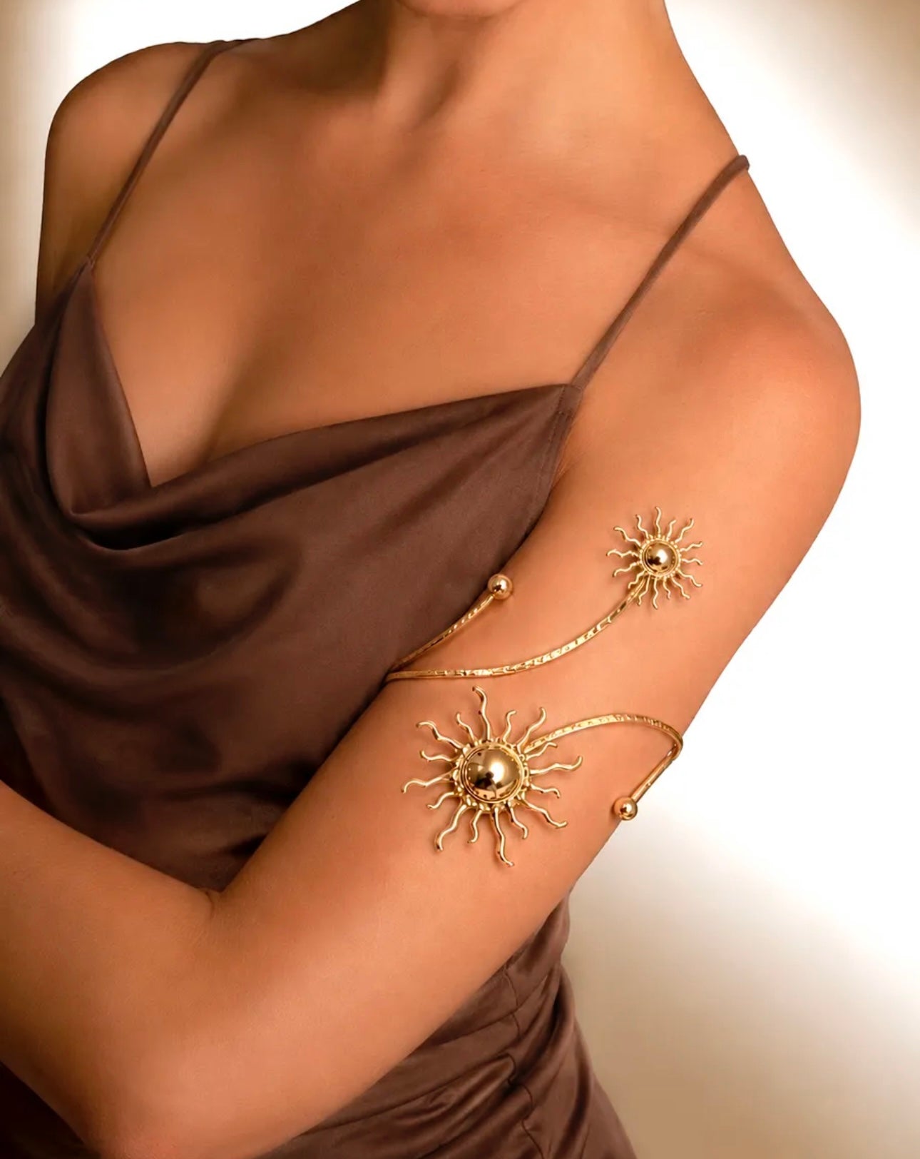 Accesorio de Brazo con Cadenas Doradas y Colgantes