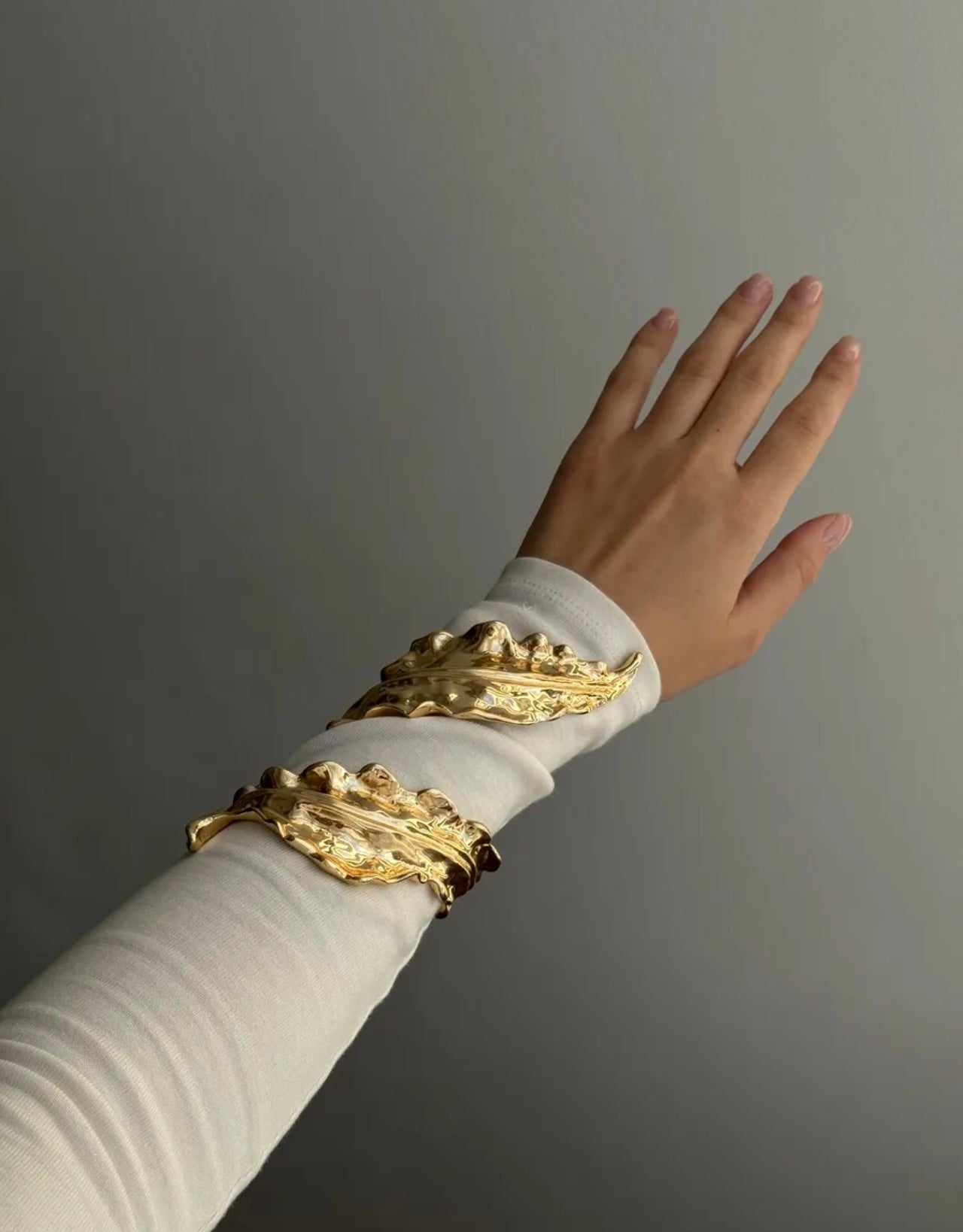 Brazalete de Brazo con Flores Blancas y Detalles Dorados