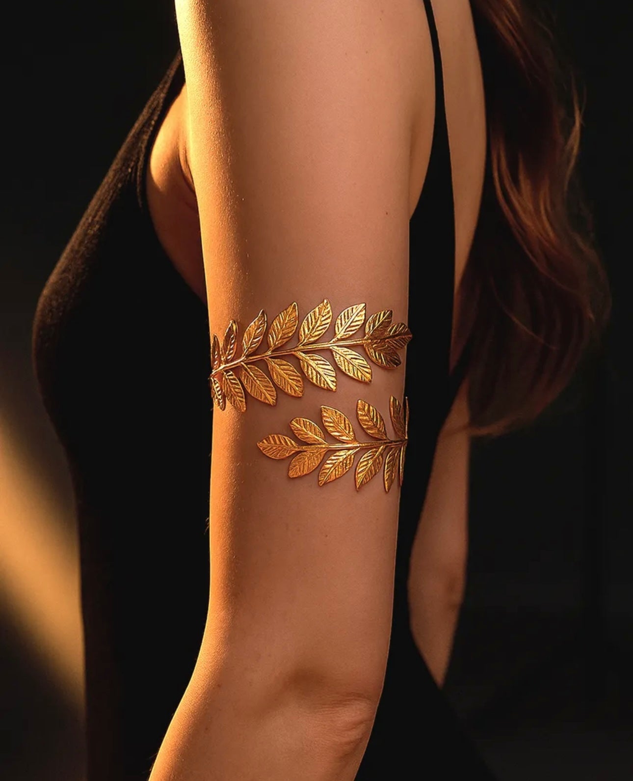 Accesorio de Brazo con Cadenas Plateadas y Colgantes de Barra