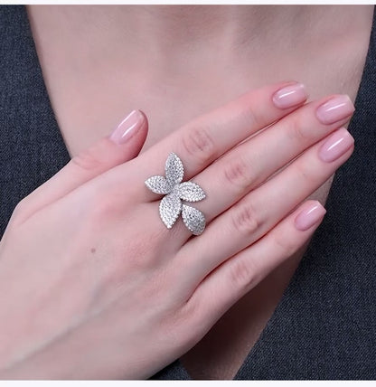 Anillo de Flor con Diamantes