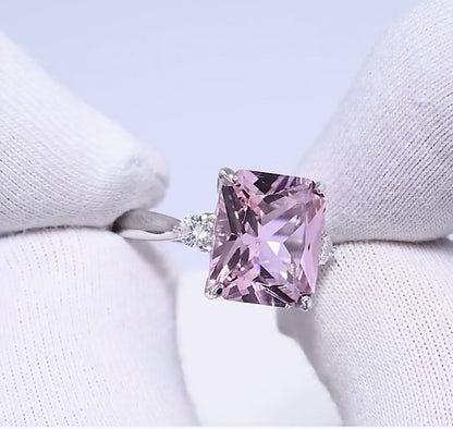Anillo solitario con piedra rosa y circonitas – Plata de Ley 925
